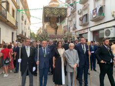 Don Alonso Ros Carrasco recibió un emotivo homenaje cuando la Hermandad transcurría por calle Pozo // Alejandro Portillo 