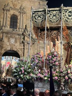 La Hermandad del Huerto improvisó un magnífico altar y ubicó a María Santísima Consuelo de las Tristezas en el dintel de la puerta de Santa Cecilia.   // Hermandad de la Columna