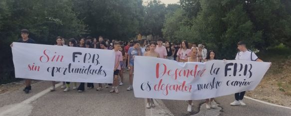 El IES Valle del Genal se manifiesta para evitar que desaparezca la FP en su centro
