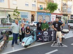 El presidente junto a otros miembros del club en un evento de vespas. // CharryTV