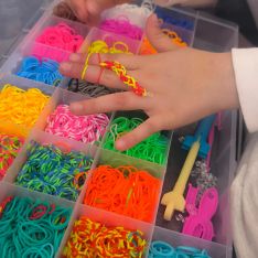 Ella misma ha confeccionado las pulseras. // CharryTV