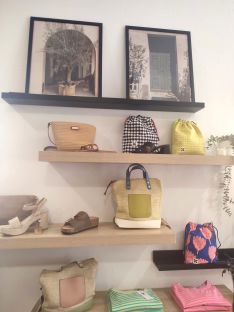 Además de ropa, en se pueden adquirir zapatos y los bolsos hechos a mano por ella misma.  // CharryTV