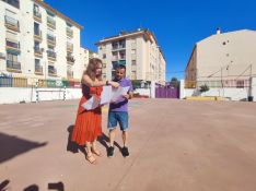 La delegada de Educación y el director del colegio.  // CharryTV