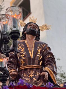 El Señor procesionó con su túnica encolada, estampa que no se veía desde hace años.  // Hermandad de la Columna