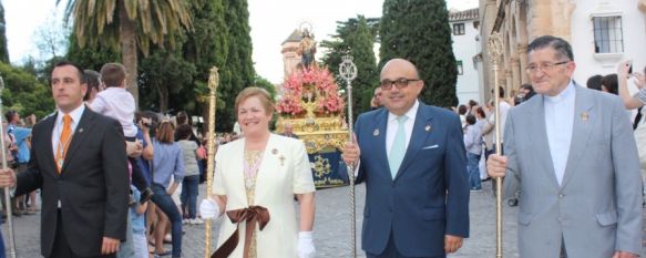 Miembros del Consejo durante el paso del desfile por la Plaza Duquesa de Parcent. // CharryTV