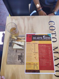 Ofrece tapas variadas con embutidos de la zona y productos frescos.  // CharryTV