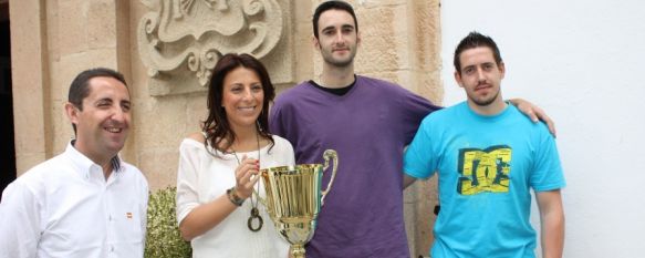 Miembros del equipo presentaban la copa a la alcaldesa esta mañana. // CharryTV