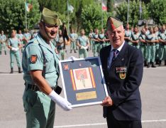 El teniente coronel Santos, junto al presidente de la Asociación Cultural Santiago, Fernando Cuevas // Manolo Guerrero