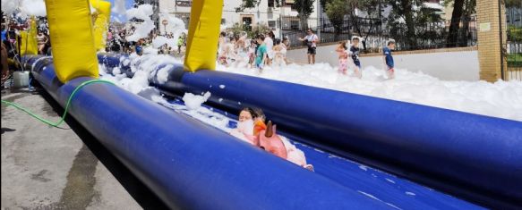 La delegación de Juventud despliega un tobogán acuático en el barrio de San Rafael, Decenas de niños y jóvenes se han deslizado por esta infraestructura…, 29 Jul 2025 - 16:05