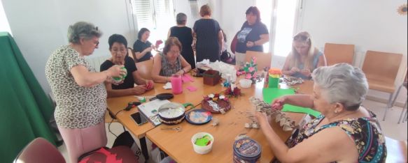 Manualidades para la cohesión e inserción social en La Dehesa, Visitamos el taller que se está realizando en el centro cívico…, 06 Aug 2025 - 08:31