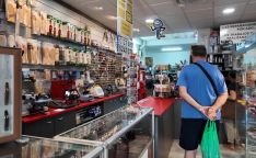 Miguel comenzó en el local de enfrente y se trasladó a este espacio a principios de los años 90.  // CharryTV