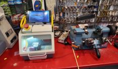 La máquina más moderna (derecha) junto a la más antigua (izquierda) que utilizan para las llaves.  // CharryTV