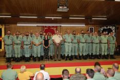 Foto de familia de los legionarios condecorados junto a las autoridades que han presidido el acto // Iñaki Gómez