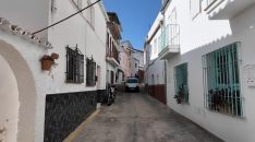 Todas estas viviendas, situadas en la parte alta y más antigua de la localidad, se construyen sobre antiguos chozos.  // CharryTV