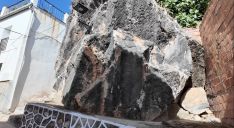 Muchas mujeres han guisado junto a esta enorme piedra que se encuentra justo enfrente de su casa.  // CharryTV