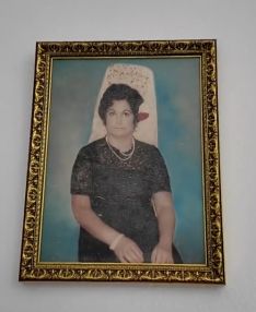 Siempre ha vivido de manera humilde y guarda el recuerdo de la primera vez que se puso una mantilla en la boda de una sobrina.  // CharryTV