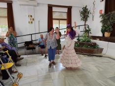 Las Damas Goyescas han podido bailar con los usuarios de estos centros // Laura Caballero