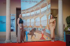 La rondeña junto a la alcaldesa en la presentación del cartel oficial de la feria, del que también es autora.  // CharryTV
