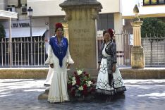 La alcaldesa, María de la Paz Fernández, y la presidenta de las Damas Goyescas, Milagros Naranjo, realizando el homenaje a Pedro Romero // Laura Caballero