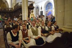La tradicional Misa Folklórica se celebró en la colegiata de Santa María la Mayor // Laura Caballero
