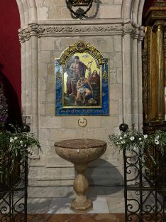 Esta pintura ha sido concebida como un retablo que da mayor presencia al baptisterio, que  tradicionalmente ha venido ocupando distintos lugares en la colegiata. // Nuria Gamero