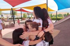 Varias alumnas abrazan a sus monitoras.  // CharryTV