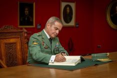 El jefe de la Brigada de La Legión, firmando el libro de honor de la Legión Extranjera // Légion Étrangère