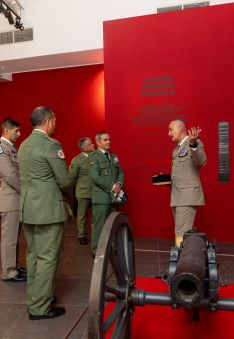 El teniente coronel Nicolas-Paul Albrecht guió la visita de la delegación legionaria al Museo de la Legión Extranjera // Légion Étrangère