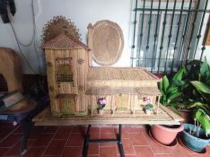La joya de la corona de su colección es esta réplica a gran escala de su propia vivienda. // CharryTV