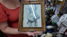 Este cuadro les acompaña desde que su padre comenzó a trabajar en la antigua Ferretería Nueva.  // CharryTV