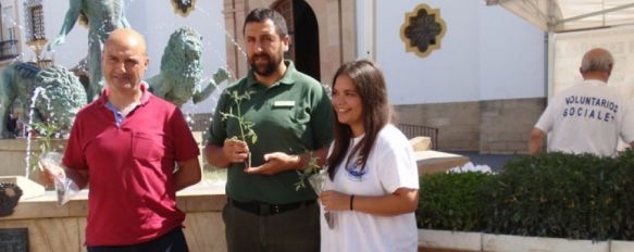 El Ayuntamiento celebra el Día Mundial del Medio Ambiente con diversas actividades, La Asociación OSAH ha regalado plantas y jabones ecológicos en la Plaza del Socorro , 05 Jun 2012 - 16:53