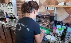 Mari Carmen Molina es la encargada del negocio.  // CharryTV