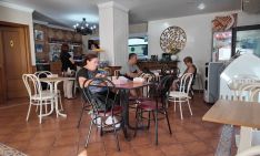 El interior cuenta con doce mesas y también se puede reservar para celebraciones.  // CharryTV