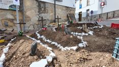 Uno de los decorados es este cementerio.  // CharryTV