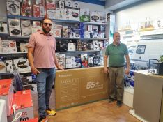 El primer comercio que ha visitado ha sido Micar // APYMER