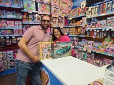 El premiado ha vuelto a Toy Planet, comercio en el que adquirió la papeleta ganadora // APYMER