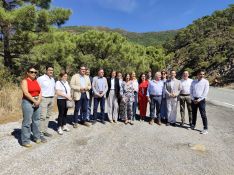Al acto han acudido representantes de los municipios de la comarca, así como el director general de Infraestructuras Viarias, Alfonso Lujano; y la delegada territorial de Fomento en Málaga, María Rosa Morales // Laura Caballero