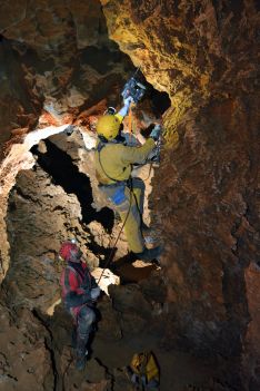 Escalada en Sima Aire.  // Miguel Benítez.