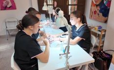 Estas chicas están estudiando el módulo dedicado a la manicura.  // CharryTV