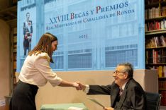 Uno de los padres de la Constitución de 1978 entregó a Alba Naranjo Ruano el galardón al Mejor Expediente Universitario de los graduados de la comarca de Ronda. // RMR 