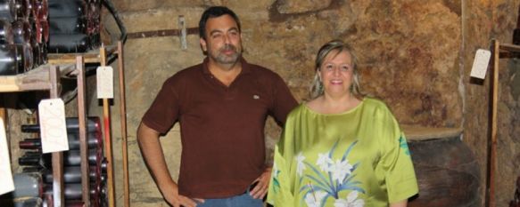El responsable del Centro de Interpretación del Vino de Ronda, Sergio Flores, y la delegada de Turismo, Isabel Barriga. // CharryTV