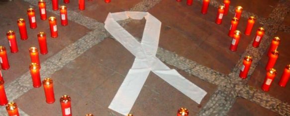 El lazo blanco, rodeado de velas en recuerdo de las víctimas de la violencia de género. // CharryTV