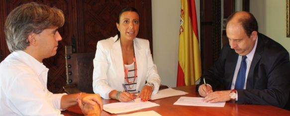 Firma del contrato entre las dos entidades. // CharryTV