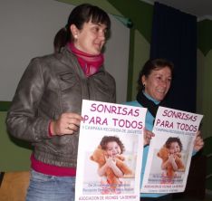 Mónica Valle, en representación de la A.VV. de La Dehesa y la Delegada Municipal de Bienestar Social, Yolanda Ramírez. // CharryTV