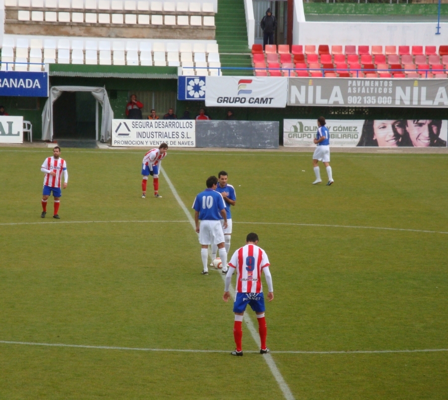 Salva García anotó el único gol rondeño en la primera mitad.