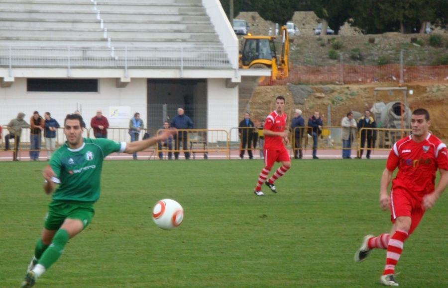 Sergio Castillo disputa un balón con el visitante Negro.