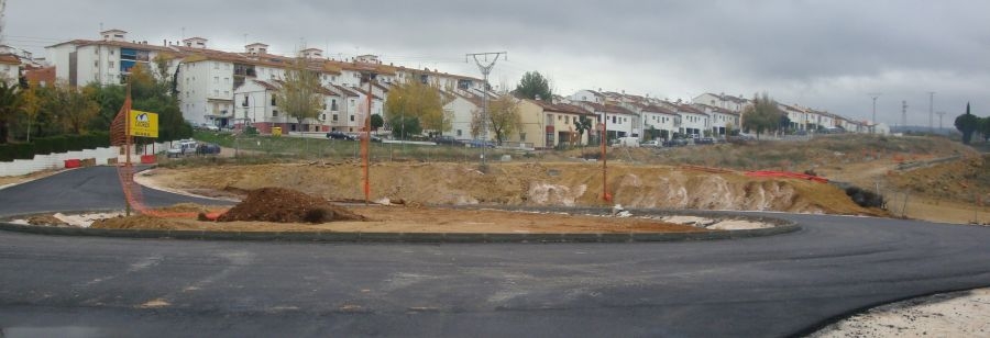 Rotonda de 42 metros de diámetro en la Barriada de La Dehesa.