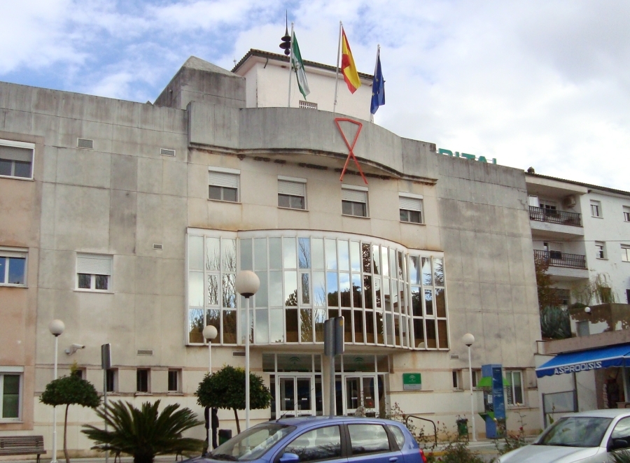 El lazo rojo contra el SIDA, en el Hospital General Básico de La Serranía.