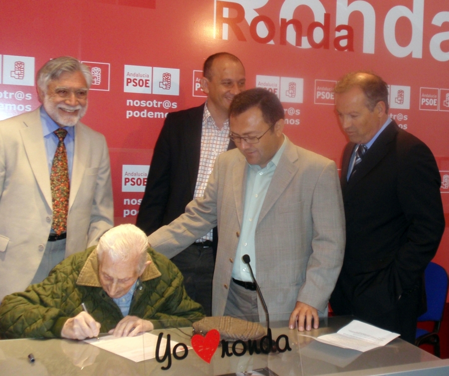 Pedro Pimentel, de 97 años de edad, firmando su afiliación al PSOE.