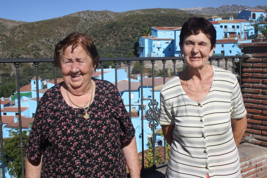 Catalina Mena y Pepa Díaz, dos juzcareñas partidarias de que el municipio mantenga el actual color azul.